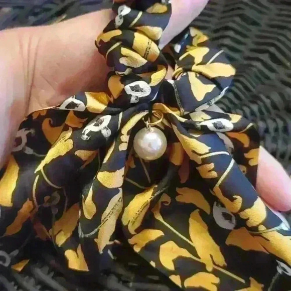 Black and yello scrunchie - Picture 4 of 4